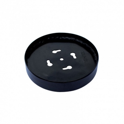 Prato redondo preto em metal com orifícios brancos e fundo branco