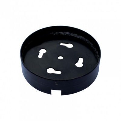 Base circular preta em metal com recortes em forma de chave