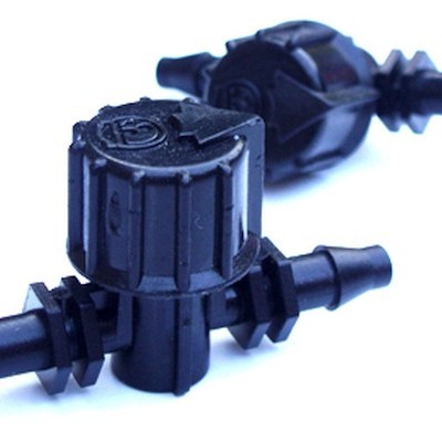 Duas válvulas de plástico preto para tubagem