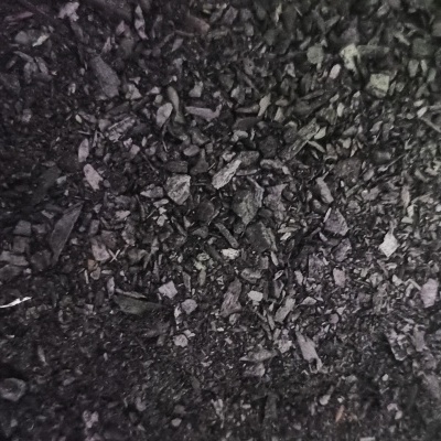 Close-up de carvão vegetal preto em pedaços irregulares.