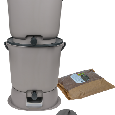 Dois recipientes empilhados em plástico cinzento com torneiras e acessórios à frente