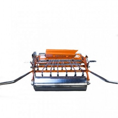 Maquina agrícola para semear com estrutura metálica laranja e rolo prateado