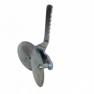 Cortador duplo de massa com lâminas metálicas e pega preta.