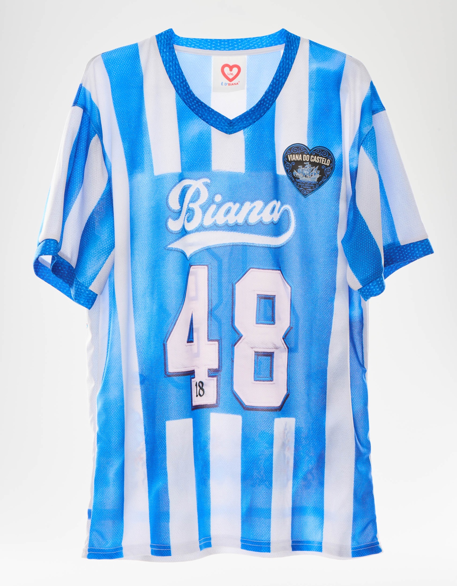 Camisola e Jogo Retro - Edição Azul & Branco Camisola desportiva azul e branca às riscas verticais com gola em V