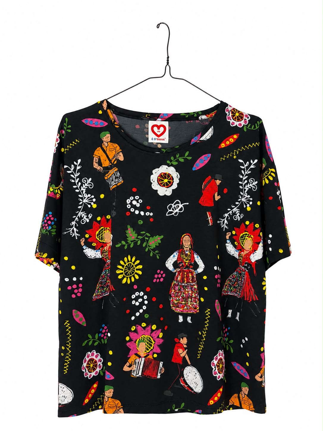 T-shirt "Saudade" T-shirt preta com estampado colorido de trajes tradicionais e flores