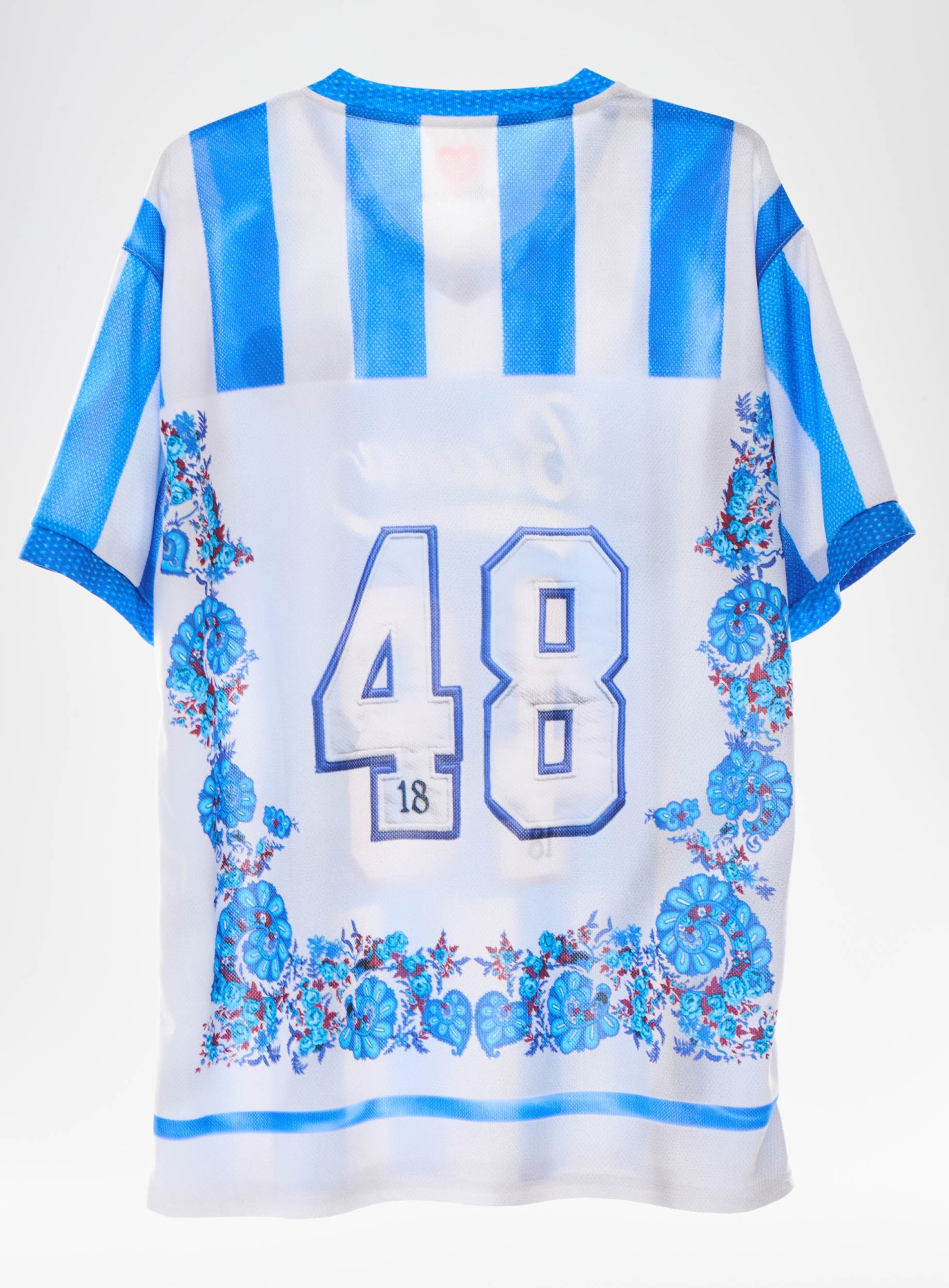 Camisola e Jogo Retro - Edição Azul & Branco Camisola desportiva branca e azul com número 48 e padrão floral