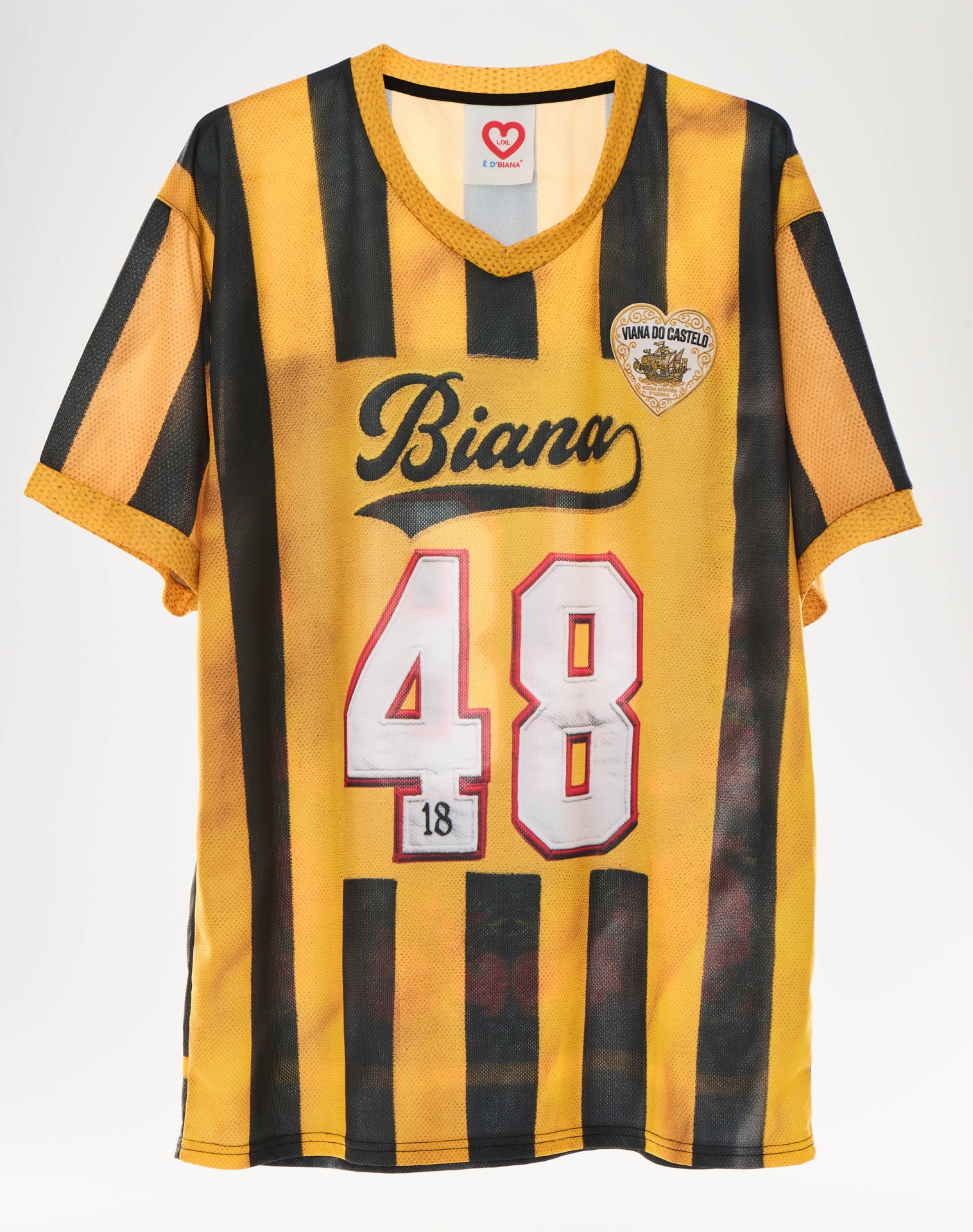 Camisola de Jogo Retro - Edição Amarelo & Preto T-shirt desportiva amarela e preta riscada vertical com número 48 e texto Biana e VIANA DO CASTELO