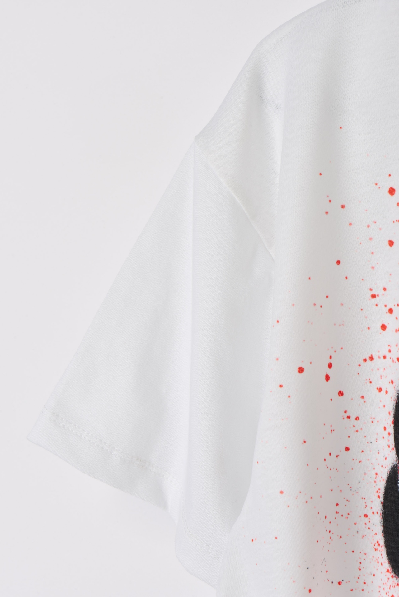 T-shirt "Não ó!" - Sem género T-shirt branca com estampado de respingos vermelhos e padrão preto