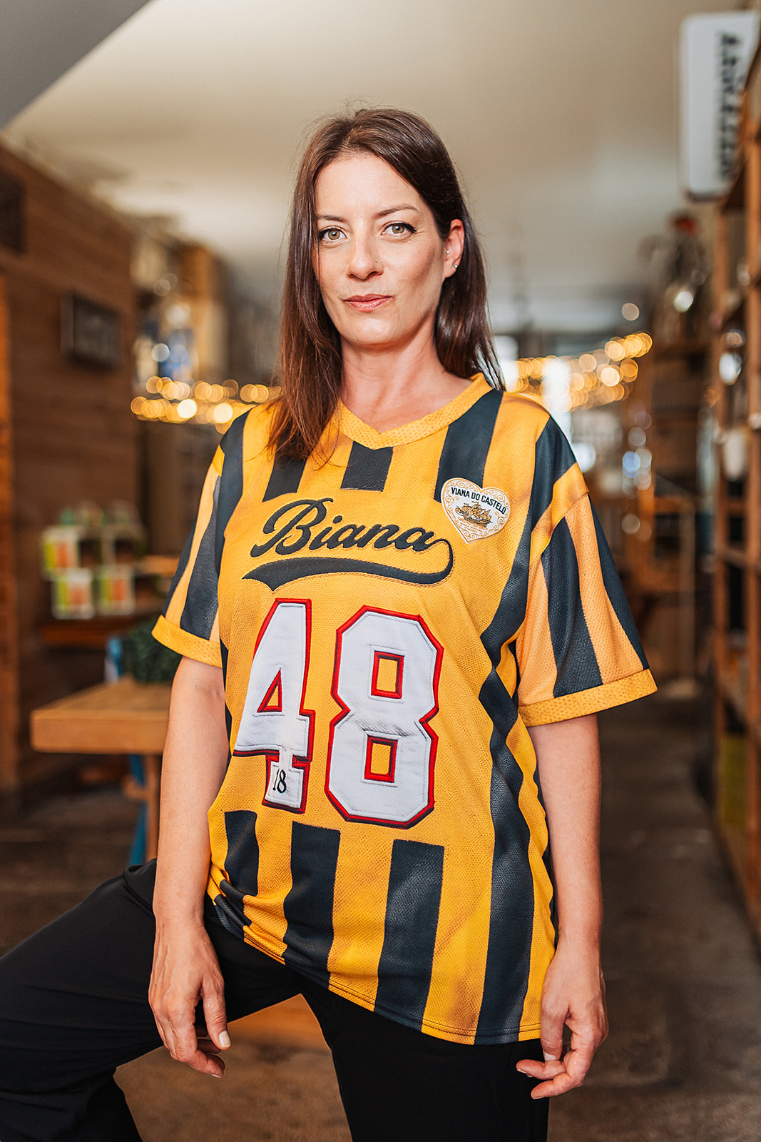 Camisola de Jogo Retro - Edição Amarelo & Preto T-shirt amarela com riscas pretas, número 48, texto Bianca e emblema Viana do Castelo