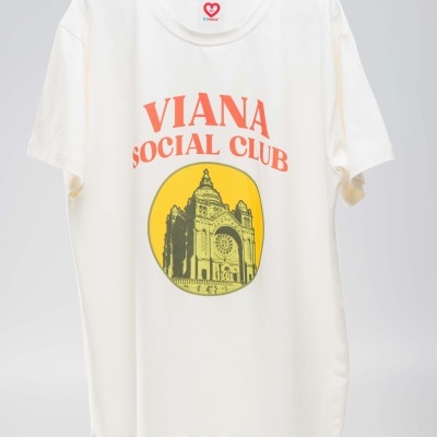 T-shirt branca com estampado vermelho e imagem de edifício em amarelo e cinzento