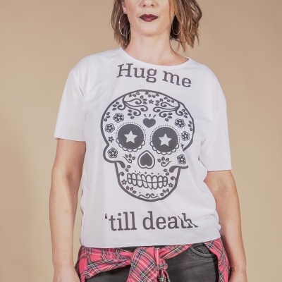 T-shirt branca com estampa de crânio decorado e texto em preto.