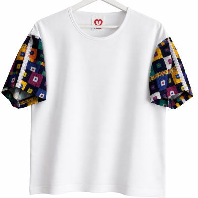 T-shirt branca com mangas coloridas geométricas pendurada num cabide branco