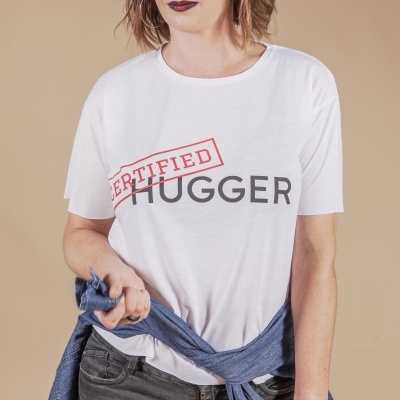 Mulher com t-shirt branca e camisa de ganga amarrada