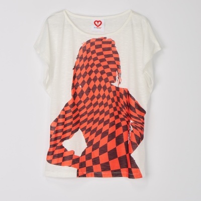 T-shirt branca com estampa xadrez vermelho e preto de figura humana