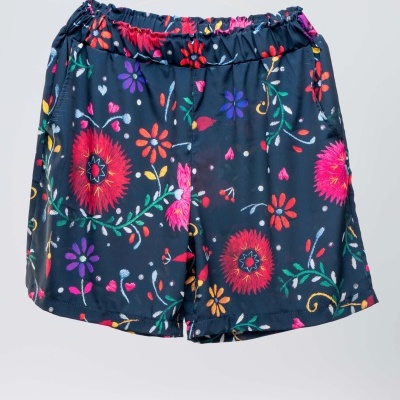 Calções com padrão floral colorido em fundo azul escuro