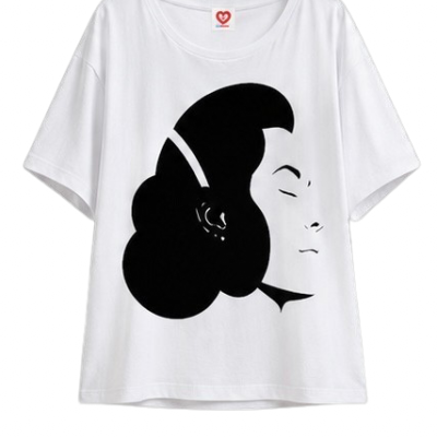 T-shirt branca com desenho preto de perfil de mulher no peito