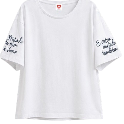 T-shirt branca com texto preto nas mangas
