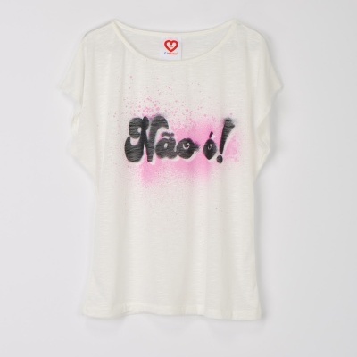 T-shirt branca com estampa 'Não é!' em preto e rosa