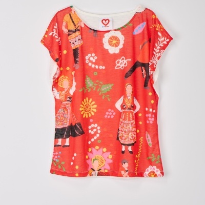 T-shirt vermelha com padrão colorido de figuras femininas em trajes tradicionais