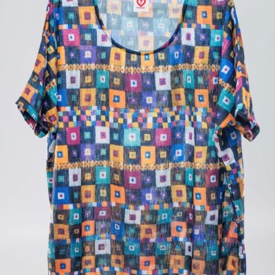 T-shirt feminina colorida com padrão geométrico de quadrados