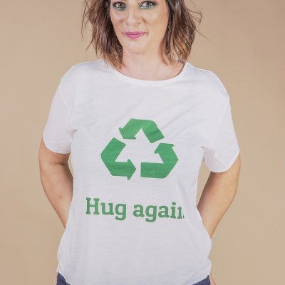 T-shirt branca com símbolo verde de reciclagem e texto 