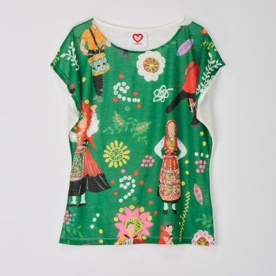 T-shirt verde com estampado colorido de figuras humanas e flores
