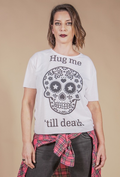 T-shirt branca com estampa de crânio decorado e texto em preto.