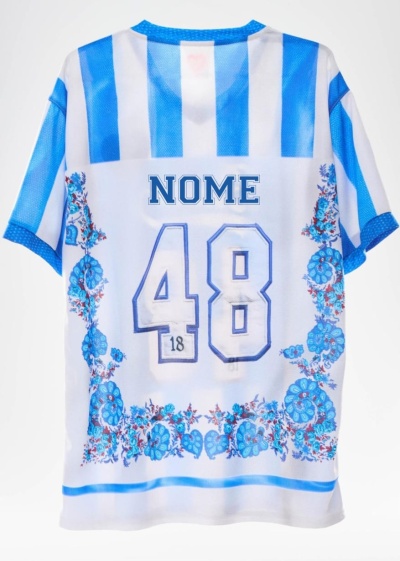 Camisola desportiva azul e branca com estampado floral e números nas costas