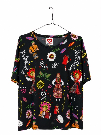T-shirt preta com estampado colorido de trajes tradicionais e flores