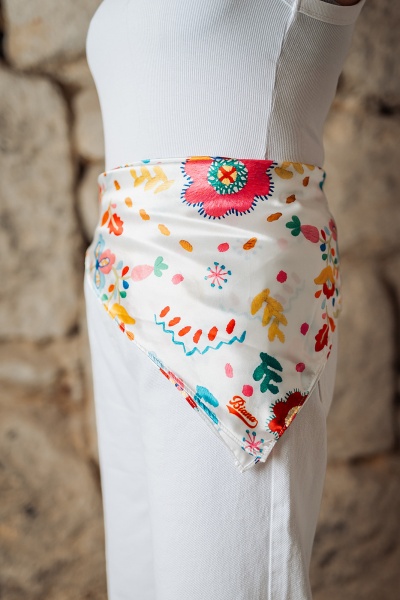 Lenço branco com padrão floral colorido na cintura