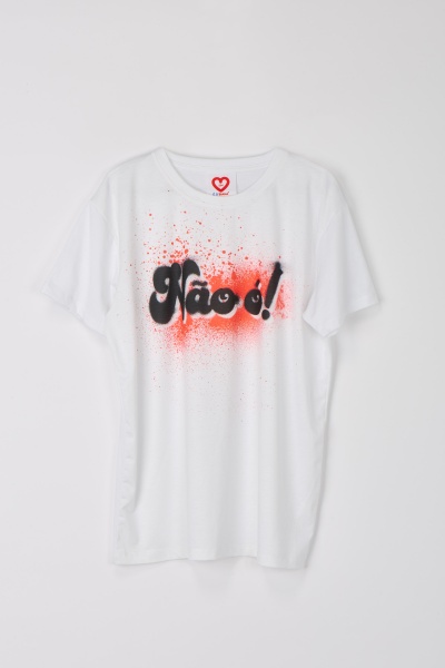 T-shirt branca com texto 