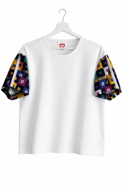 T-shirt branca com mangas coloridas geométricas pendurada num cabide branco