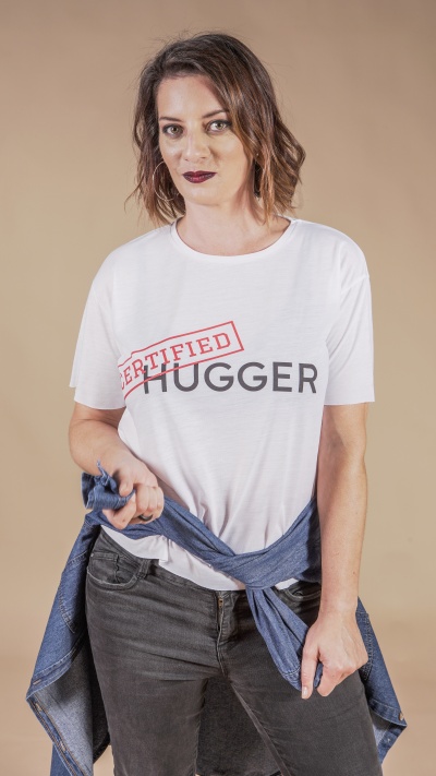 Mulher com t-shirt branca e camisa de ganga amarrada