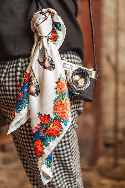 Lenço floral amarrado a câmara fotográfica vintage preta e prata