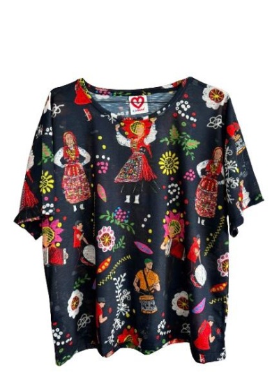 T-shirt preta com estampado colorido de figuras em trajes tradicionais