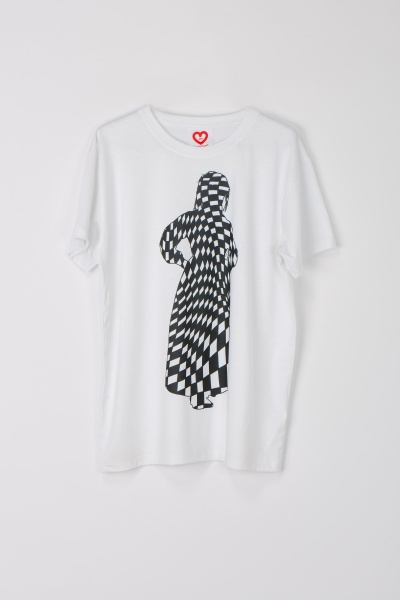 T-shirt branca com estampa em preto e branco de figura humana com vestido quadriculado