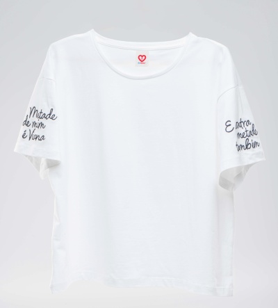 T-shirt branca com bordados pretos nas mangas