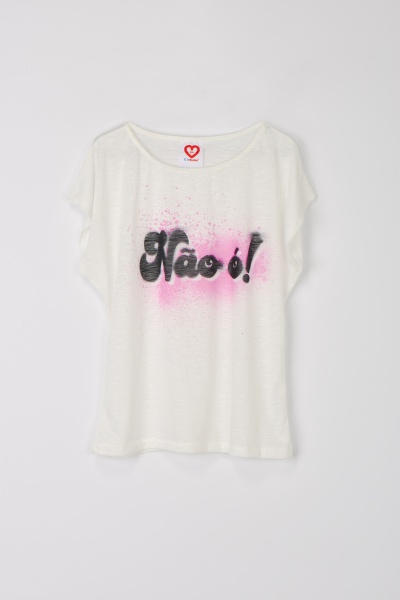 T-shirt branca com estampa 'Não é!' em preto e rosa