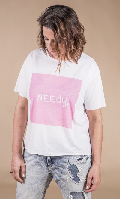 Pessoa a usar t-shirt branca com estampado rosa e texto 