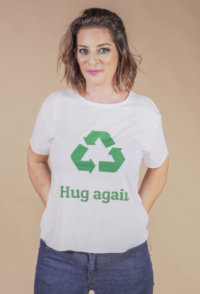 T-shirt branca com símbolo verde de reciclagem e texto 
