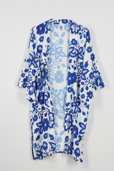 Casaco kimono branco com flores azuis e manga larga