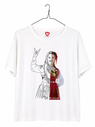 T-shirt branca com estampa meio desenho meio fotografia de mulher em traje tradicional