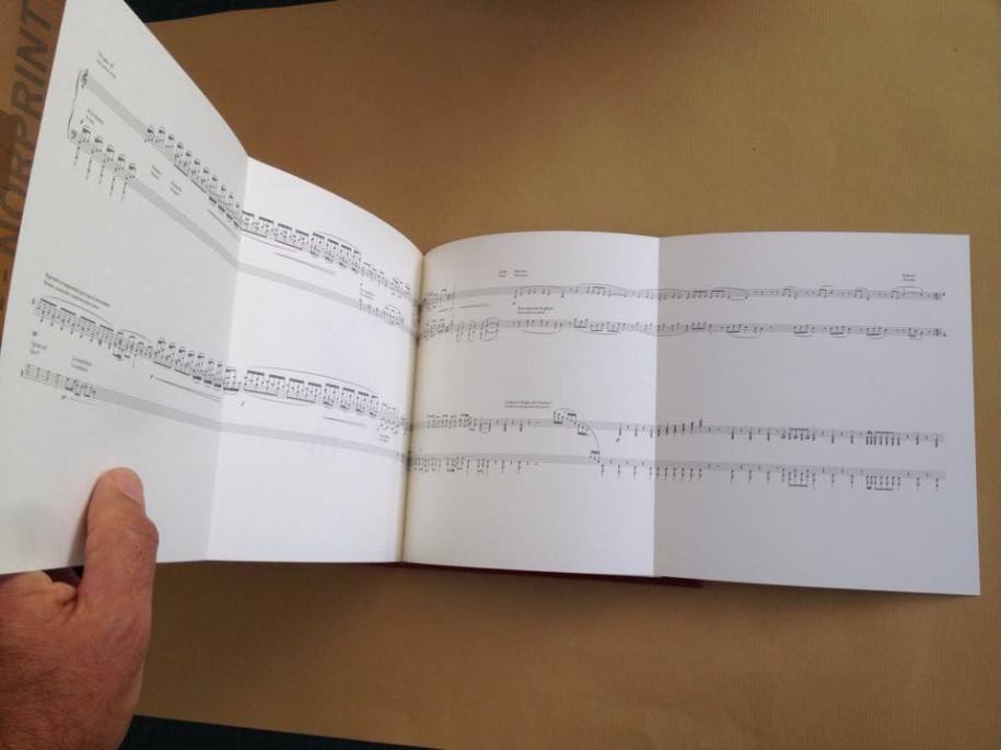 Bundle: EMBRYONS DESSÉCHÉS, ERIK SATIE + SATIE.150, JOANA GAMA Folheto aberto com partituras musicais