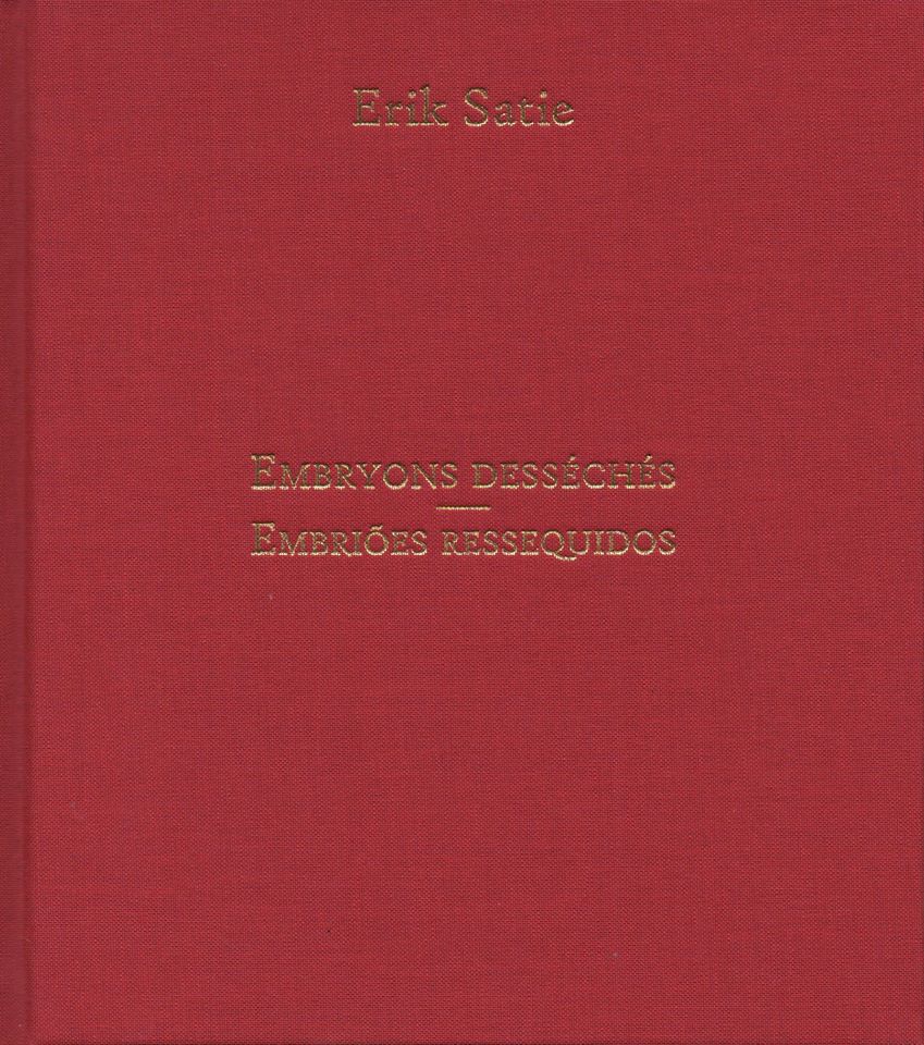 Bundle: EMBRYONS DESSÉCHÉS, ERIK SATIE + SATIE.150, JOANA GAMA Capa de livro vermelha com texto dourado Erik Satie e títulos EMBRYONS DESSÉCHÉS EMBRIÓNS RESSEGUIDOS