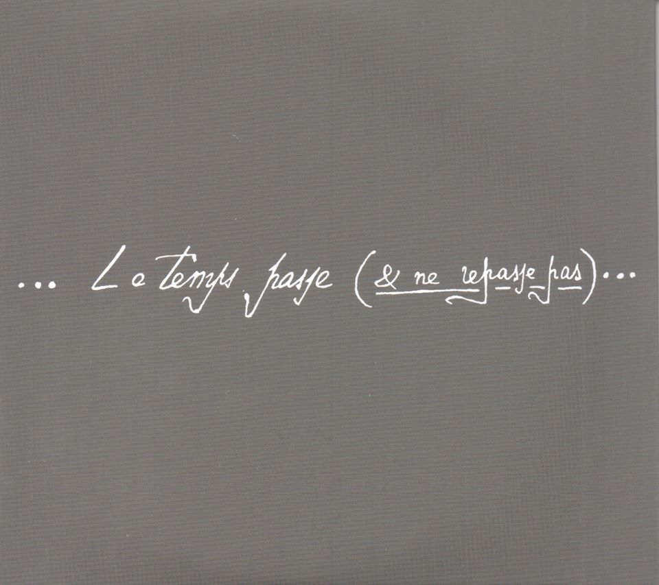 Bundle: EMBRYONS DESSÉCHÉS, ERIK SATIE + SATIE.150, JOANA GAMA Texto manuscrito branco sobre fundo cinza com frase em francês