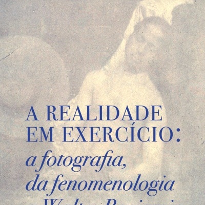 Capa azul de livro com texto azul sobre fotografia e fenomenologia