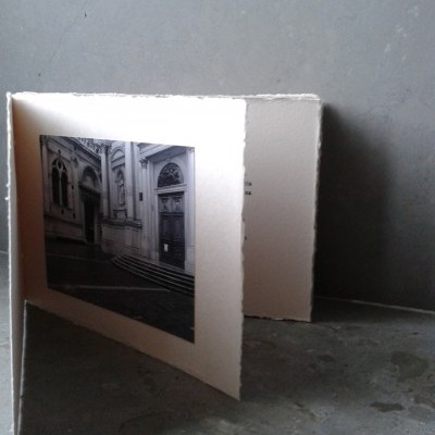 Cartão dobrável papel reciclado com fotografia preto e branco de arquitectura clássica