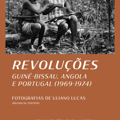 Capa de livro com foto a preto e branco de duas mulheres com armas e texto sobre revoluções.