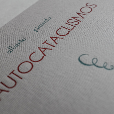 Capa de livro cinza de tecido com título AUTOCATACLISMOS e nome do autor Alberto Pimentela