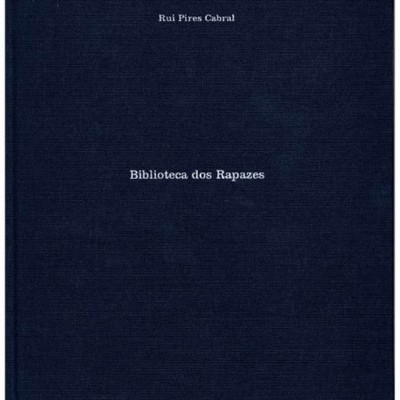 Capa de livro azul escuro com texto branco